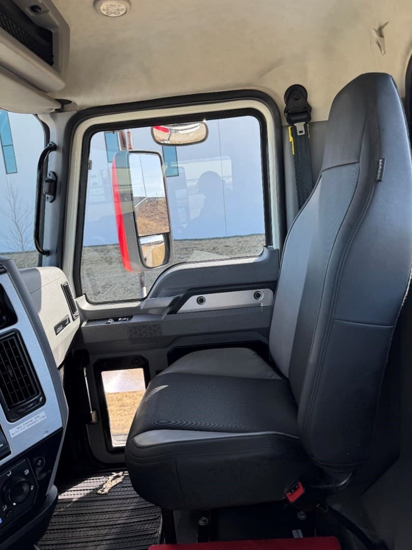 2021 Mack Anthem in Ankeny, IA — photo 17